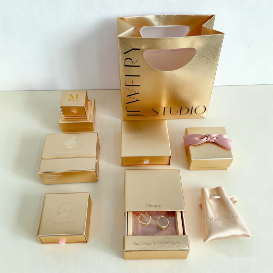 علبة أقراط من الورق المقوى