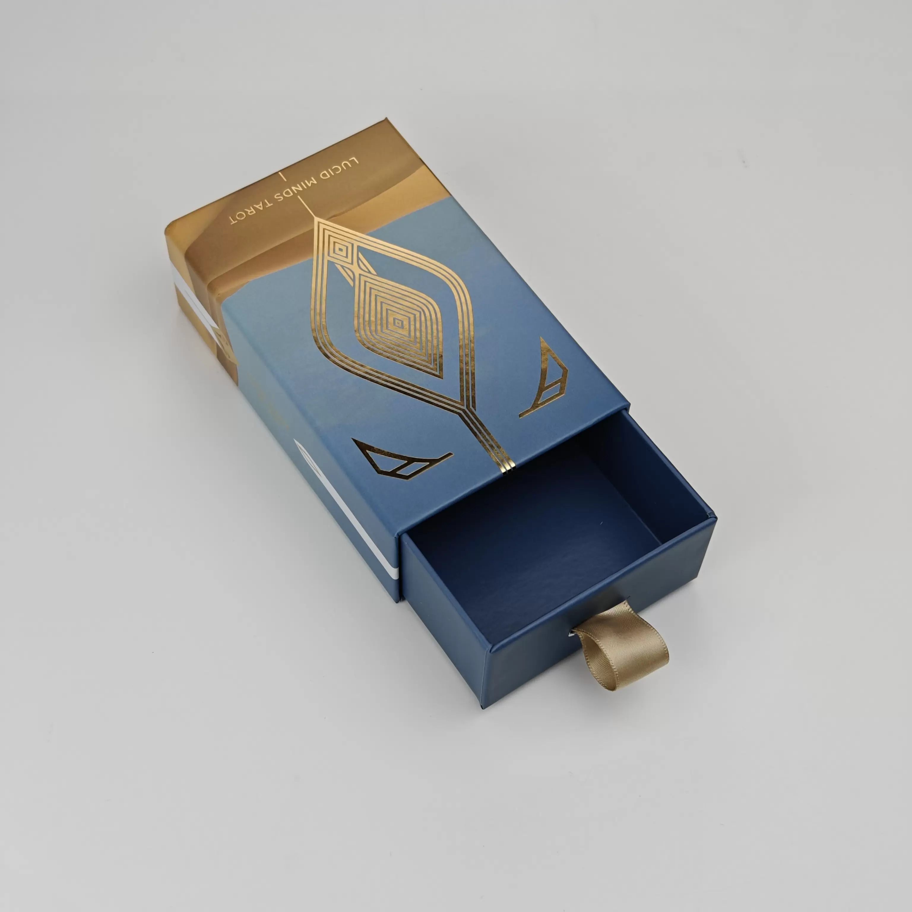 صناديق هدايا بأدراج من الورق المقوى