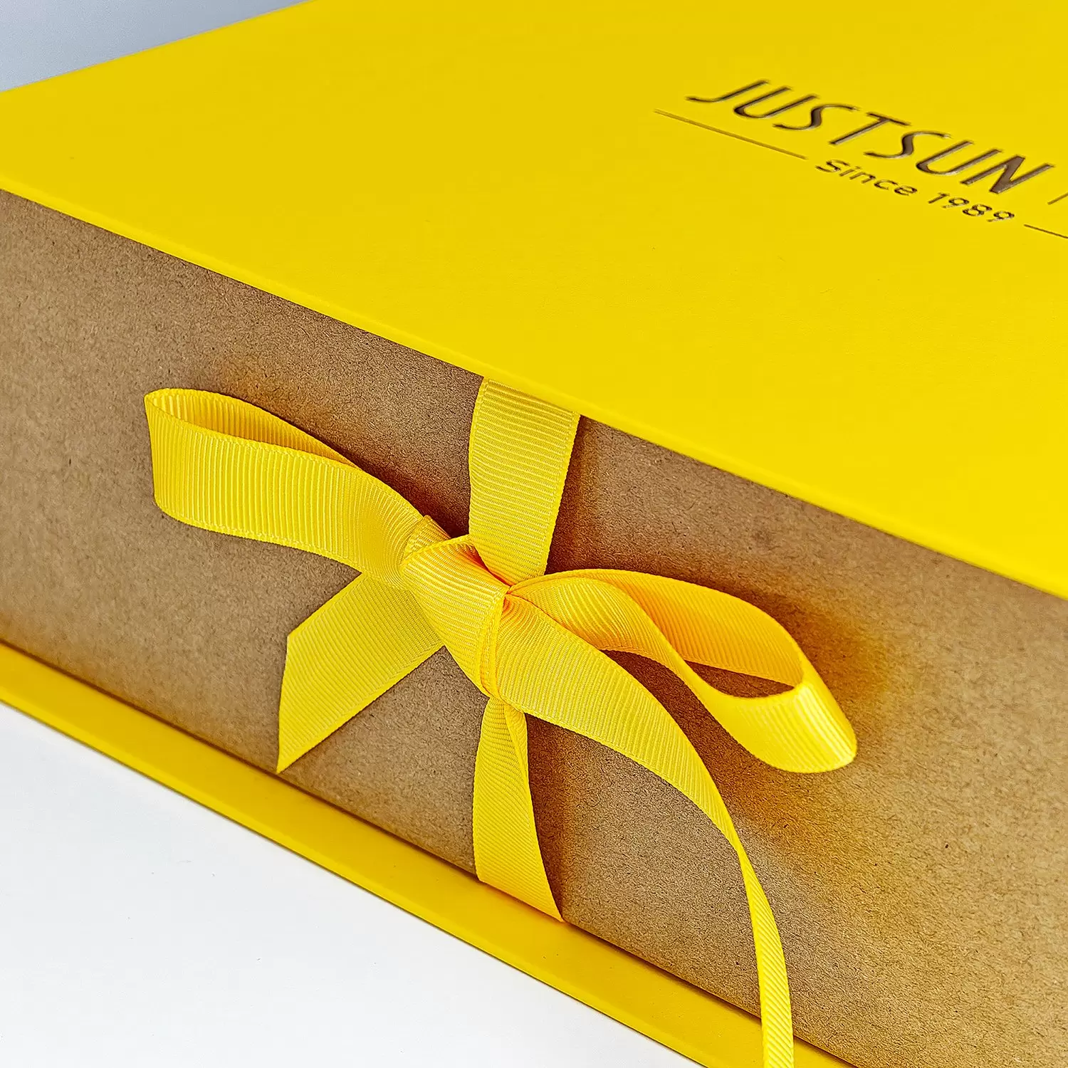  صندوق هدايا بشريط 